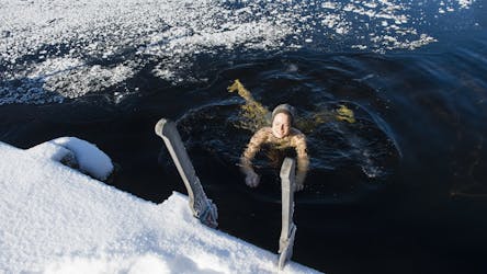 Arctische ervaring met ijszwemmen en Finse sauna